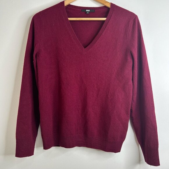 Uniqlo Cashmerw Sweater Mens M Burgundy V Neck Knit Pullover Classic Preppy - Picture 1 of 6